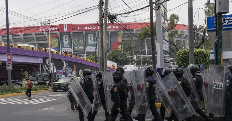 La fiesta del Mundial en México baila al ritmo del caos