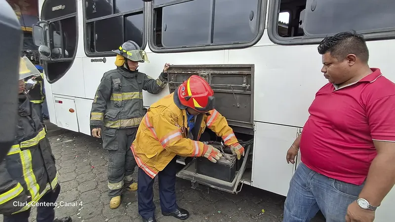 Bomberos Unidos promueven cultura de prevención y seguridad en el Mercado Israel Lewites
