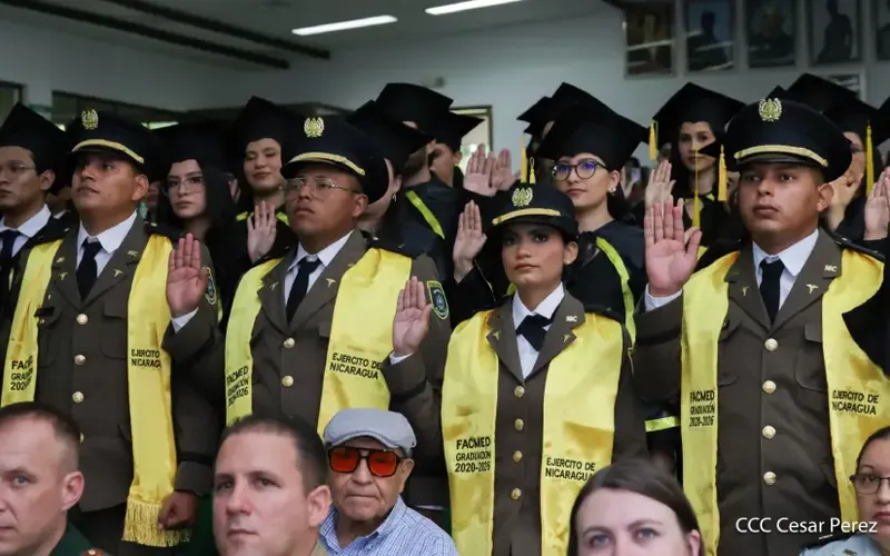 Universidad Defensa de Nicaragua gradúa a 71 nuevos médicos generales