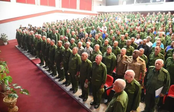 Raúl envía felicitaciones al Ejército Occidental por el 65 aniversario de su fundación