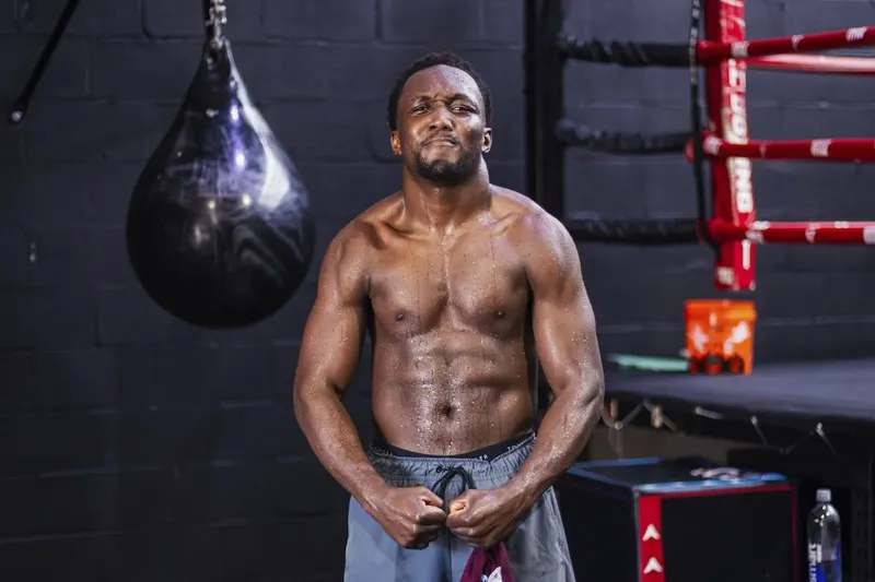 El excampeón mundial de peso superwélter, Abass Baraou, firma con Top Rank