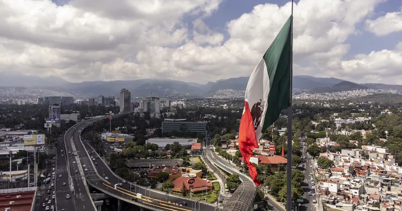 Fitch advierte que México perdería grado de inversión si no consolida su estrategia fiscal