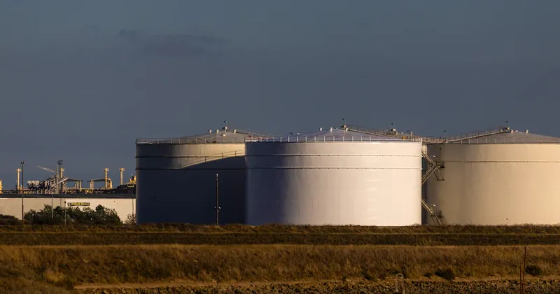 Petróleo ronda los US$100 mientras los flujos de crudo de Medio Oriente se recuperan al 98%