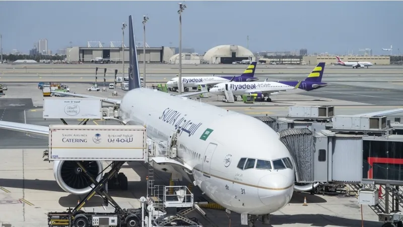 Los hutíes lanzan una advertencia a los aeropuertos y las refinerías de Arabia Saudita