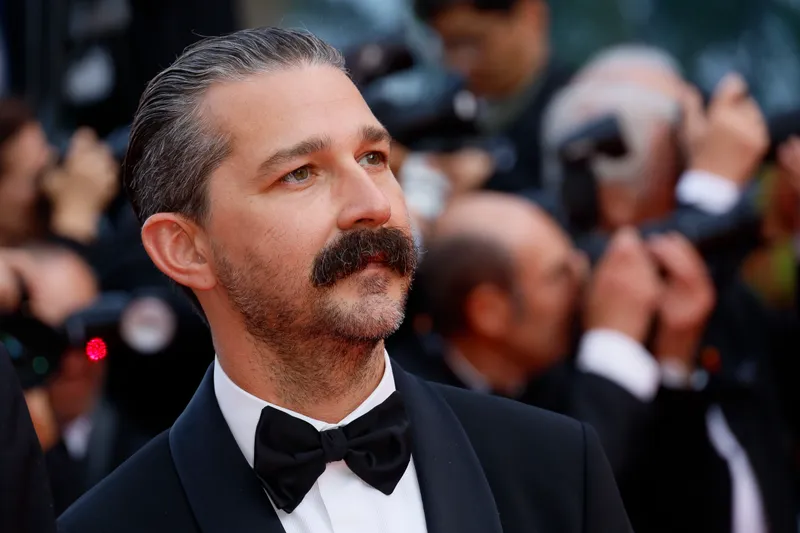 Shia LaBeouf fue acusado formalmente de tres cargos de agresión tras altercado en Mardi Gras