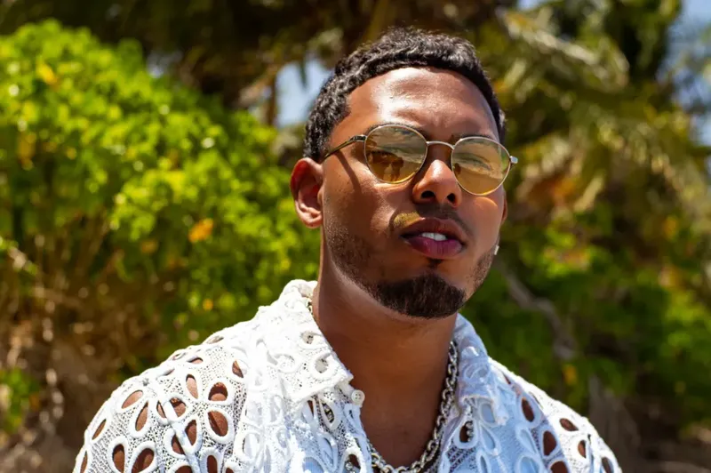 Myke Towers, Eladio Carrión, Greeicy y más encabezan iHeartRadio Fiesta Latina 2026