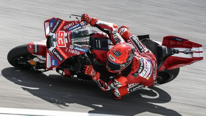 Márquez, inaccesible en el time attack, pese a una caída en Sepang; Martín se dosifica