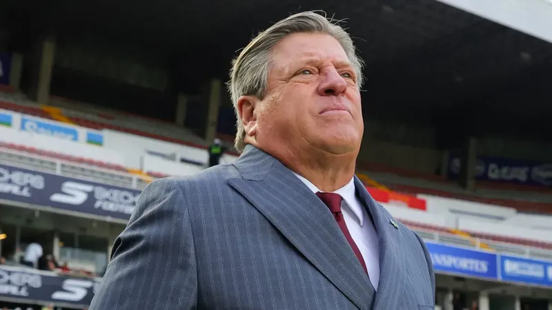 Miguel Herrera pide rejuvenecer la defensa de la selección mexicana