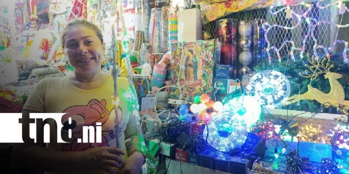 Imágenes religiosas, luces y adornos navideños llenan los comercios de Managua