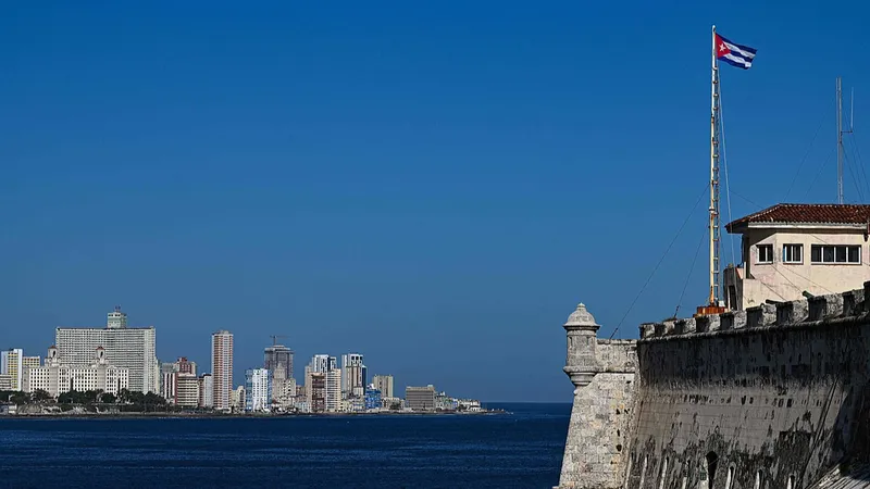 China expresa su apoyo a Cuba frente a amenaza militar de EE. UU.