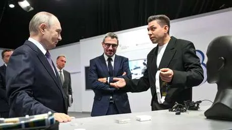 "Se maneja con un dedo": Putin prueba un nuevo coche ruso Volga (VIDEOS)