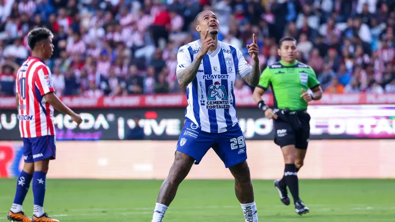 Salomón Rondón aparece en la recta final y salva al Pachuca ante Chivas en la Liga MX