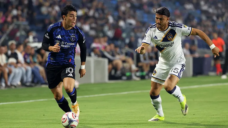 Con un hombre menos, el LA Galaxyse lleva el 'Caliclásico'