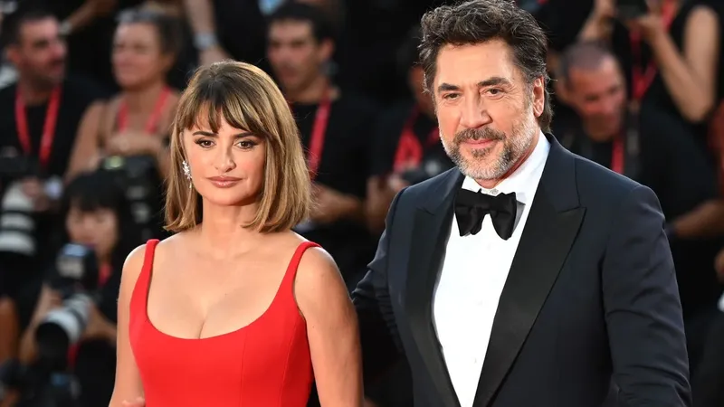 Penélope Cruz arrasa en Venecia en un imponente vestido rojo junto a Javier Bardem