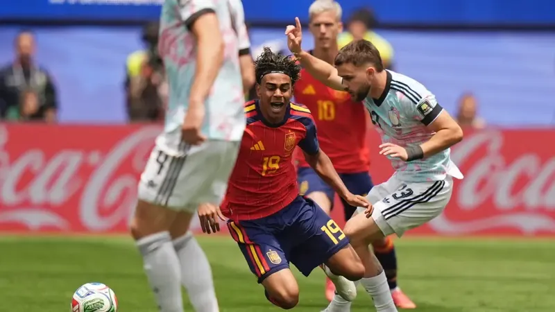 Primera polémica del España - Bélgica: Baena reclamó penalti