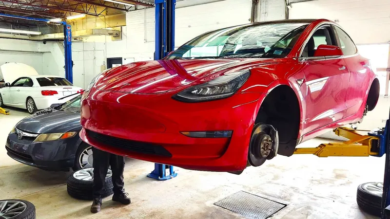 Reparar un eléctrico cuesta un 23 % más, pero no es culpa de la batería: los motivos son insólitos