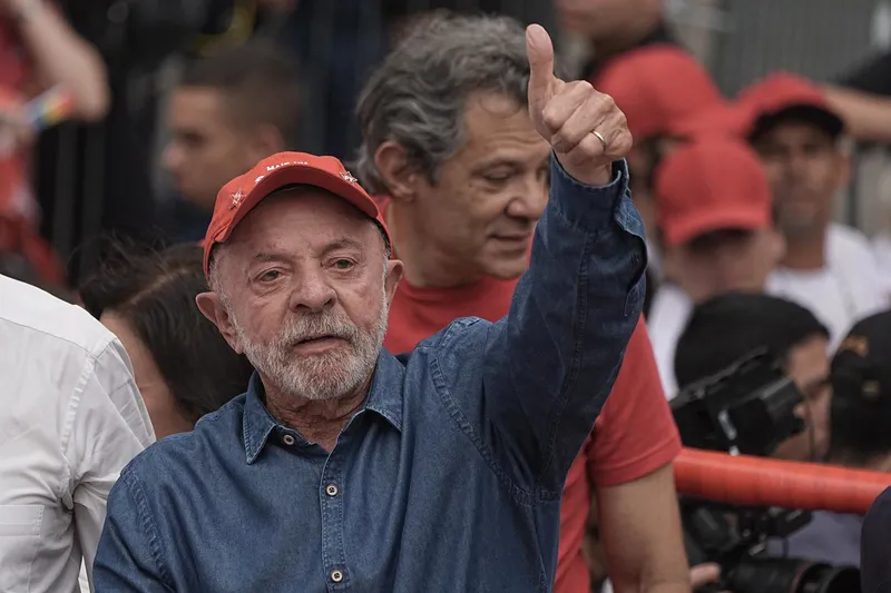 Lula llama mentiroso a su rival en las elecciones de Brasil