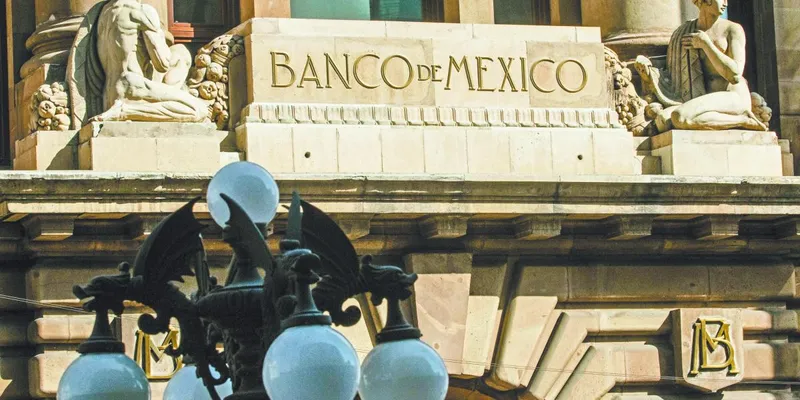 Banxico no tendría que cambiar calendario de anuncios: analistas