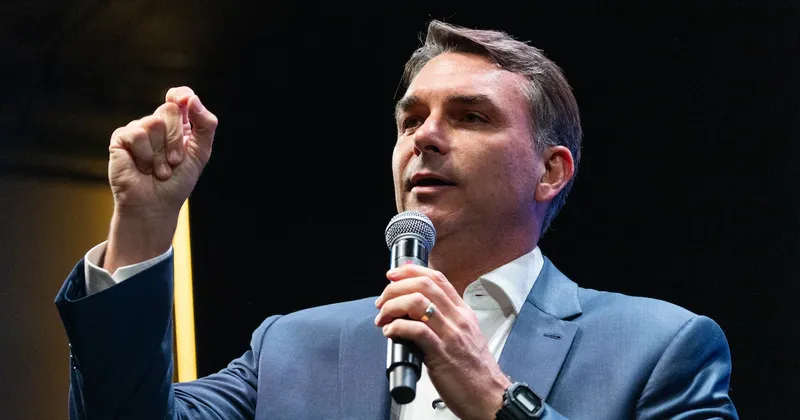Flávio Bolsonaro llega a Miami con su familia tras salir de Brasil, según reportes
