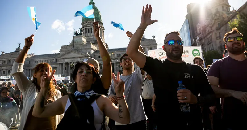 Los países de América Latina que más respaldan la democracia como forma de gobierno, según Latinobarómetro