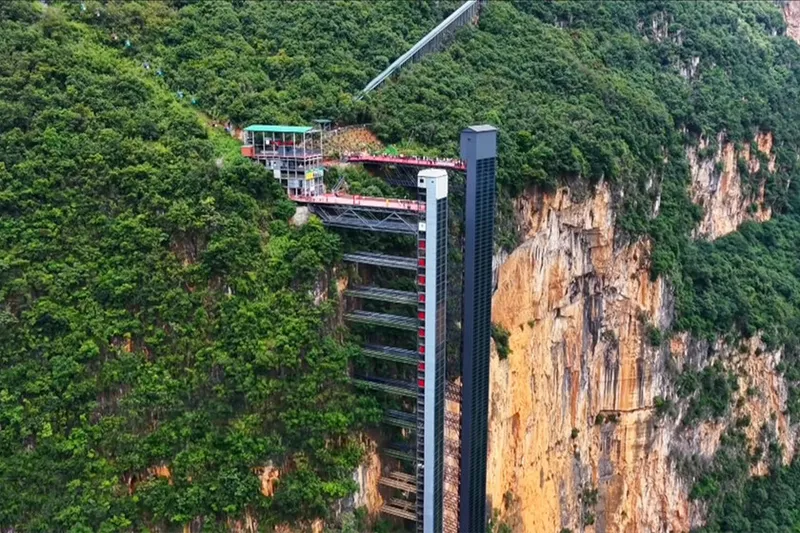 En China, un ascensor de cristal de casi 300 metros evita a los niños un camino larguísimo para ir cada día al colegio