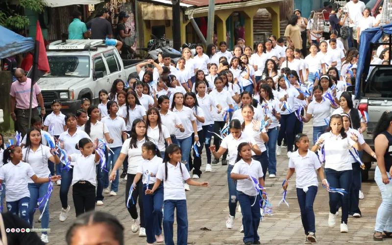 Estudiantes del Triángulo Minero celebran orgullo nicaragüense con segundo Desfile Escolar