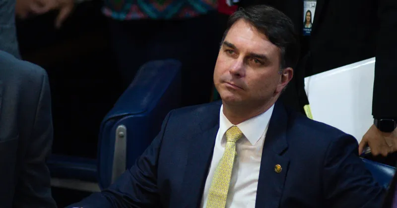 Juez prohíbe a Flávio Bolsonaro visitar a su padre hasta después de las elecciones