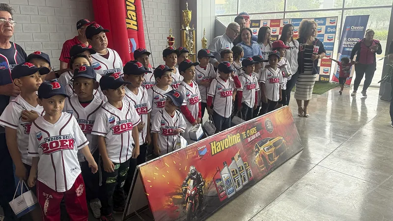 Bóer entrega uniformes a niños de sus categorías menores en el Estadio Nacional Soberanía