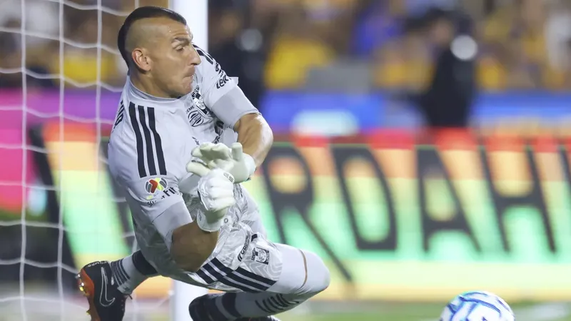 Víctor Manuel Vucetich regresa con victoria gracias a un penal atajado por Nahuel Guzmán
