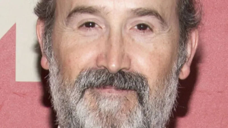 Javier Cámara, 59 años, sobre su infancia: "Sabía que me gustaban los chicos, pero en mi pueblo pensaba: "Soy distinto y, como lo diga, me van a pegar una paliza"