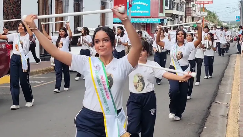 Estudiantes de Rivas inician fiestas patrias con masivo primer desfile escolar