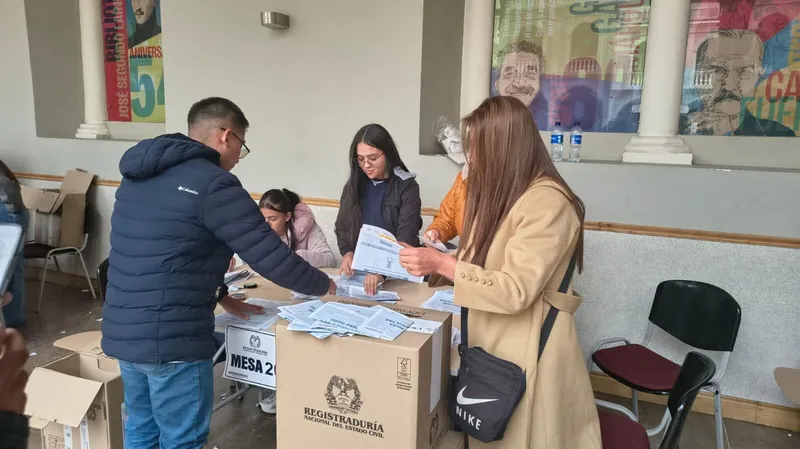 Colombia defiende su transparencia electoral ante "juegos de presión" de EEUU