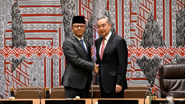 El canciller chino, Wang Yi, se reúne con su homólogo indonesio, Sugiono