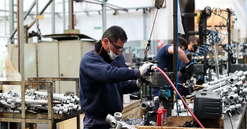 Ocho ramas industriales en Argentina acumulan caídas de producción superiores a 20% desde 2023
