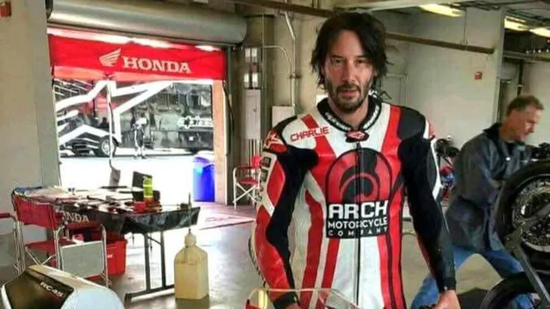 Aprendió a conducir con 22 años y ahora nadie baja a Keanu Reeves de una moto: ahora las construye por 78.000 dólares
