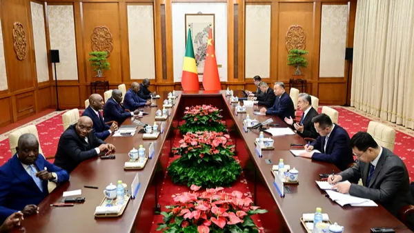 El canciller chino, Wang Yi, sostiene conversaciones con su homólogo congoleño, Constant-Serge Bounda