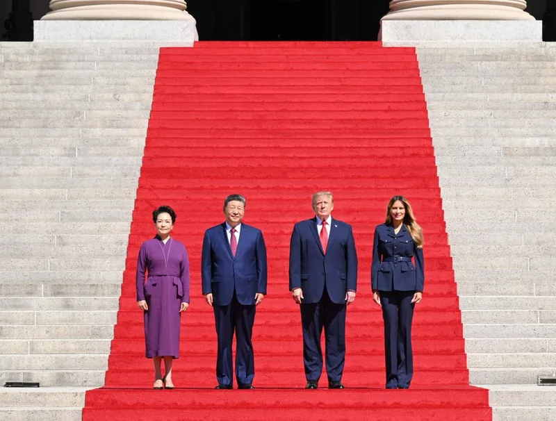 Xi y Peng Liyuan visitan Archivos Nacionales de EEUU acompañados de Trump y su esposa