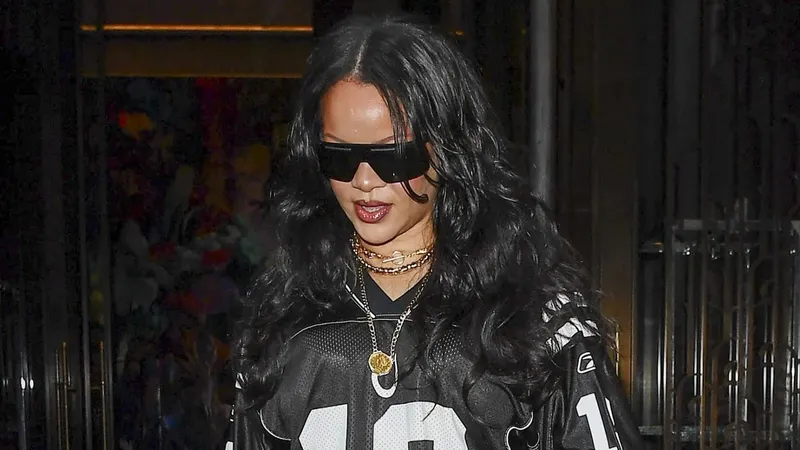 Rihanna confirma que los jerseys deportivos serán la gran tendencia del verano