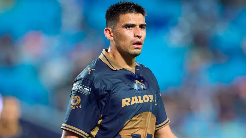 ¿Es más raro que Tigres anhele a Guillermo Martínez o que Pumas se aferre a él?