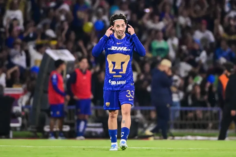 Chivas desarmó el ataque de los Pumas al arrebatarles a Jordan Carrillo