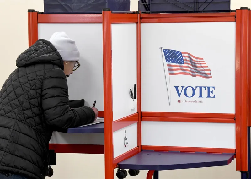 Una jueza limita los operativos del DHS sobre votantes en nueve estados