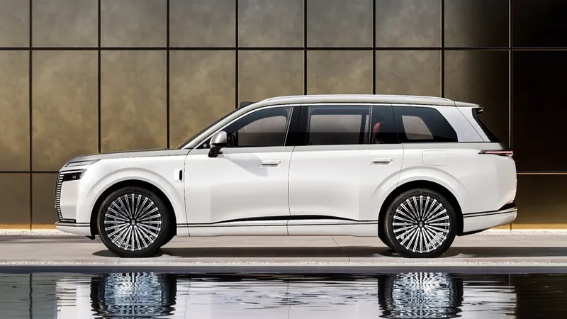 Mide 5,28 metros, tiene 6 plazas y 857 CV, pero este nuevo SUV híbrido chino sueña con parecerse a un BYD
