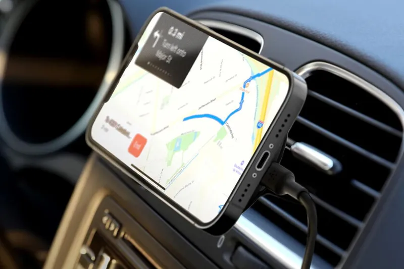 Amazon baja el precio del soporte Belkin para el coche. Es compatible con MagSafe y funciona como cargador