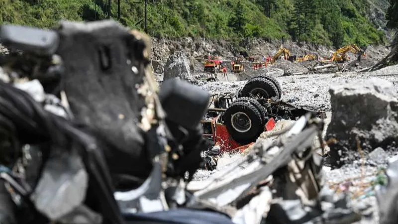 Los equipos de rescate se adentran más en las zonas afectadas por el deslizamiento de tierra