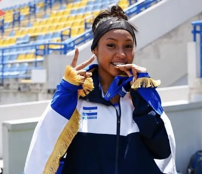 Regresa al país Shely Reyes tras poner en alto a Nicaragua con 2 medallas de oro en CODICADER