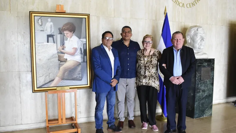 Teatro Nacional Rubén Darío recibe obra pictórica de Edith Gron