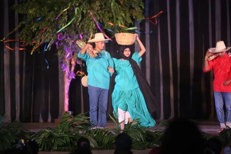 Gala Folklórica llena de multiculturalidad