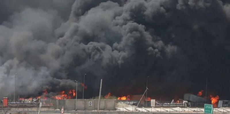 Alerta ambiental en Houston por incendio fuera de control en depósito de llantas