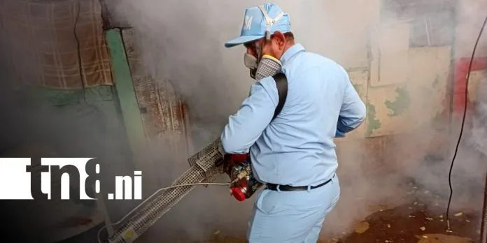 Fumigan 600 viviendas en Villa Venezuela, Managua, para combatir al mosquito