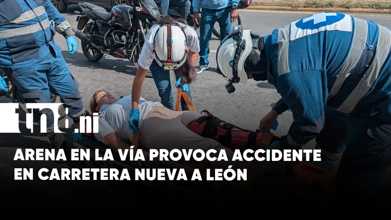 Mujer resulta lesionada tras derrape de motocicleta en carretera Nueva a León